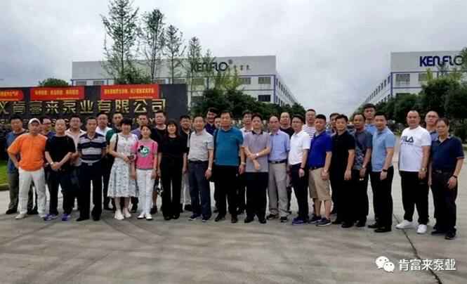 与会人员在遵义乐鱼在线最新官网-乐鱼(中国)有限公司大门口合影留念